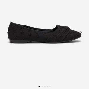 Svarta ballerinaskor med broderad detalj - Ett par svarta ballerinaskor från din sko med snygga detaljer. 