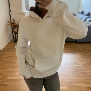 Vit hoodie - Världens mjukaste hoodie😍 Inga fläckar, noppror eller andra defekter! Har däremot tagit ut snörena ur luvan och har ej kvar dom💕