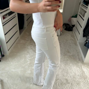 Vita jenas Dobber  - Säljer mina jättefina vita jenas från Dobber! Jag är vanligtvis en 36 i byxor men dessa är 40. Jag är 175 cm! 💕 Nypris 899kr