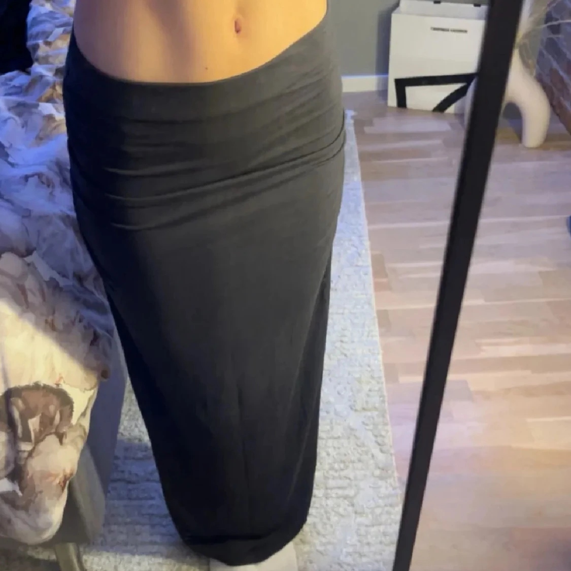 Grå långkjol med tight passform - 1