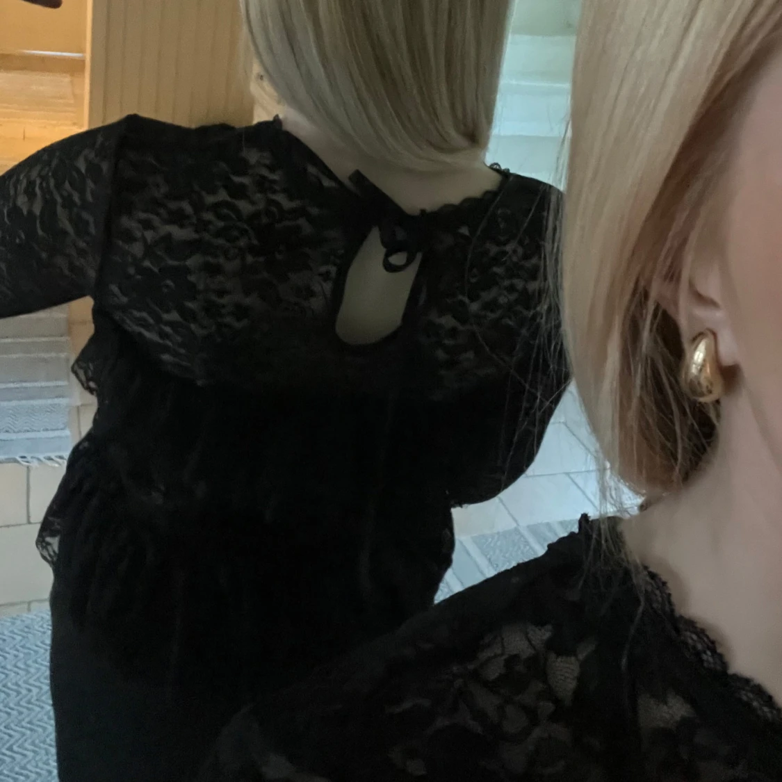 Svart spetstopp med volang - 1