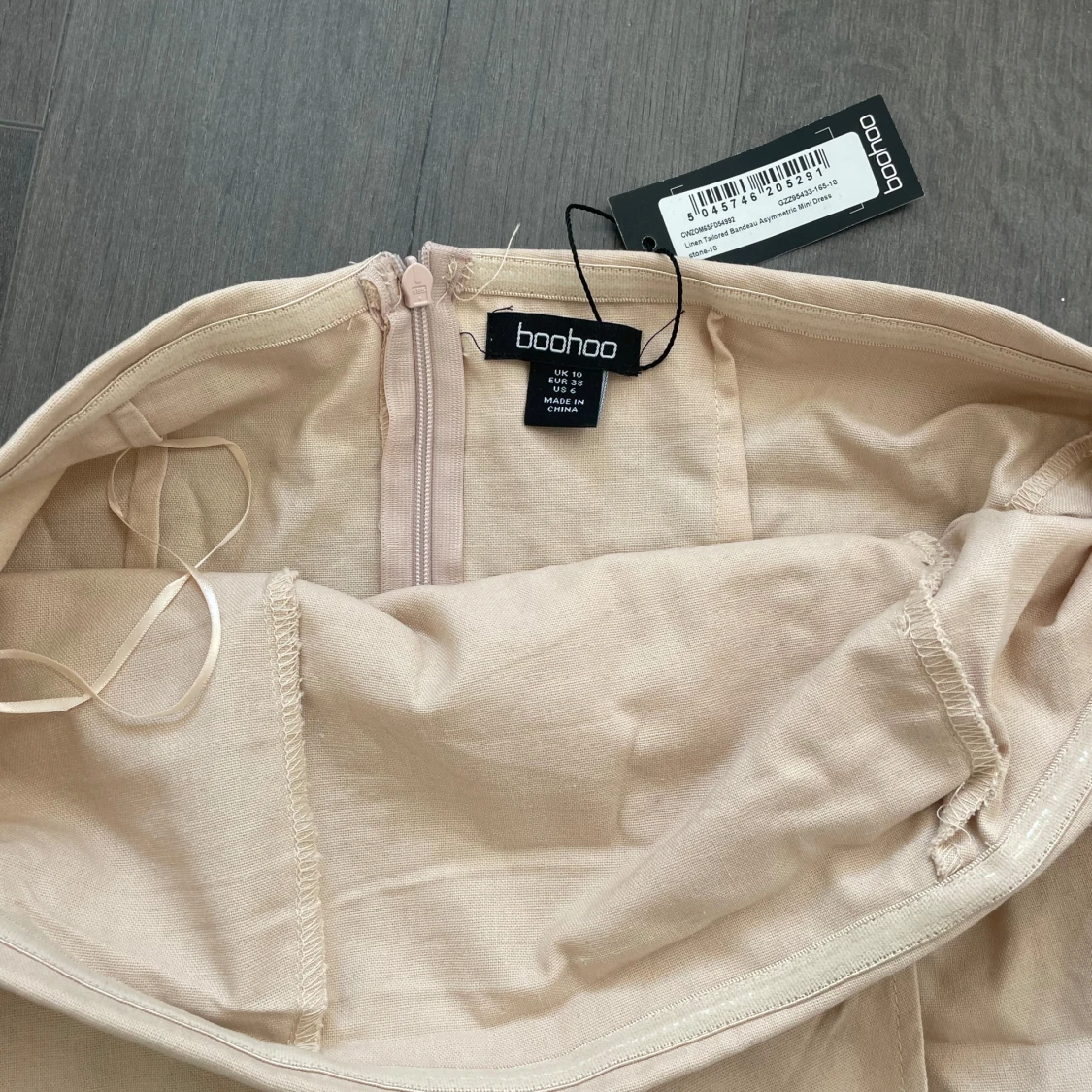 Champagnefärgad axelbandslös klänning från Boohoo - 2