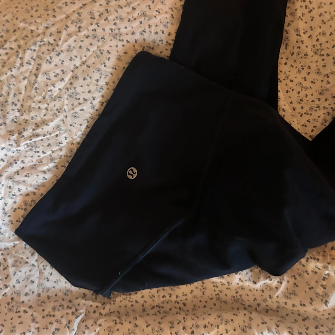 Svarta bootcut leggings från Lululemon - 2