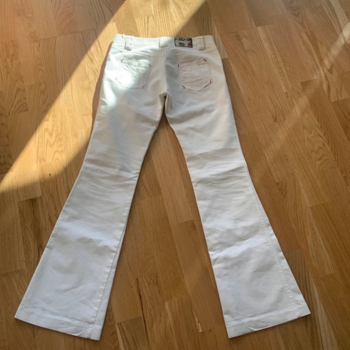 Vita bootcut jeans från Tobacco - 1
