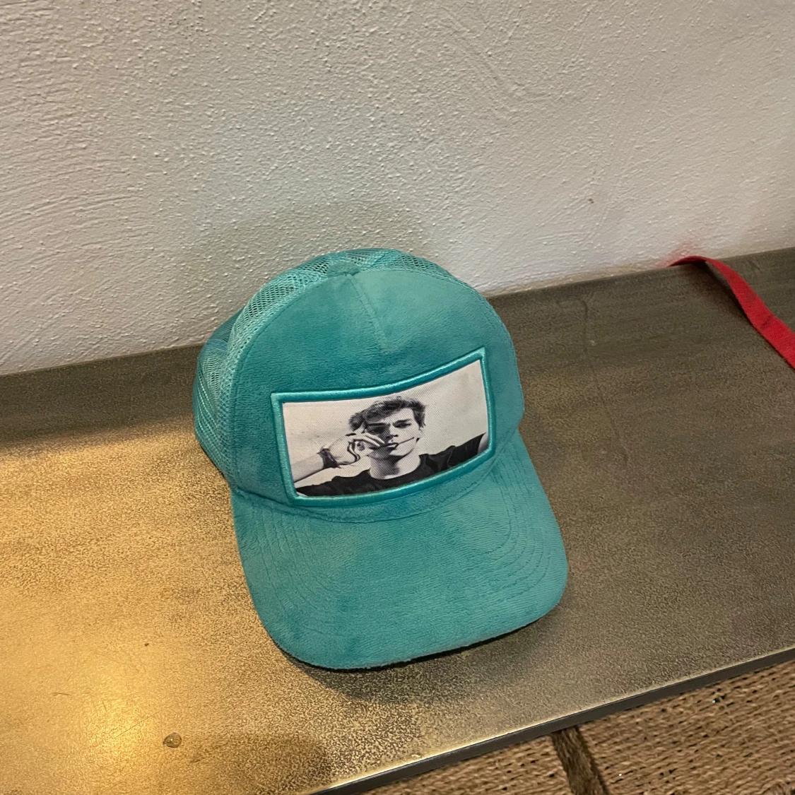 Turkos keps med svartvit fototryck