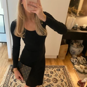 Svart ribbad klänning  - Säljer denna fina ribbade långklänningen från Zara💗 Storlek S