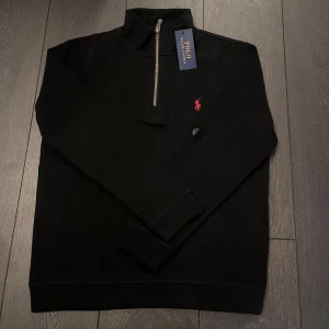  Ralph Lauren tröja -  tröja från Polo Ralph Lauren med en halv dragkedja! Priset kan diskuteras vid snabb affär. Storlek small! Mvh Elliot 😁
