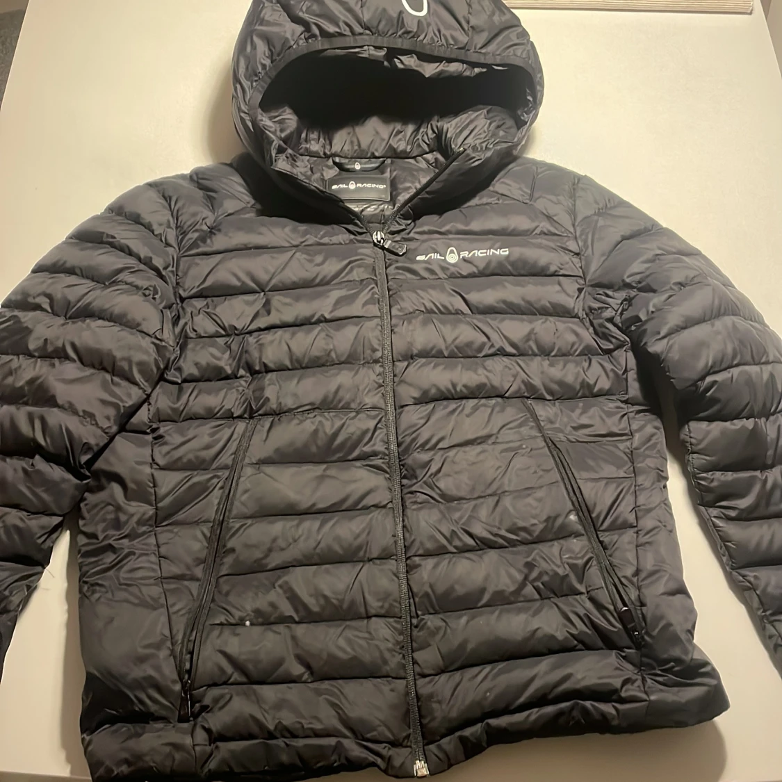Svart dunjacka från Sail Racing
