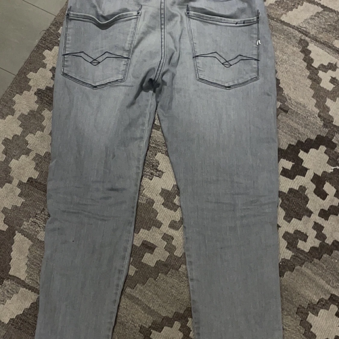 Grå jeansbyxor