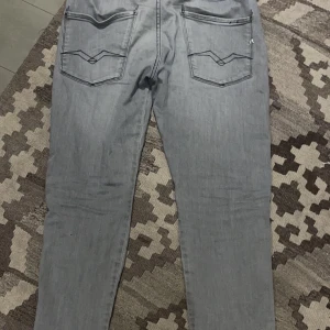 Grå jeansbyxor - Snygga grå jeansbyxor från replay med klassisk femficksdesign och stilrena sömmar. Perfekta för en avslappnad look. De har en slim passform och är tillverkade i ett bekvämt material.