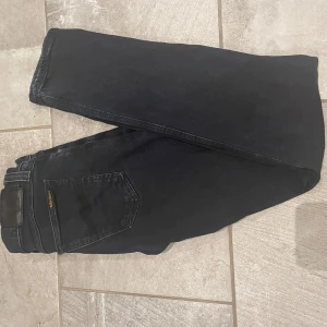 Nudie jeans - Ett par nudie jeans i väldigt bra skick. Jeansen har inga defekter och är väl skötta.Storleken är 30/32. Skriv vid funderingar