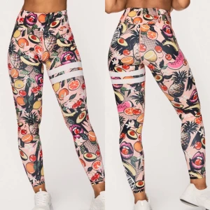 Färgglada leggings med fruktmönster från Stronger - Snygga och färgglada leggings från Stronger med ett unikt fruktmönster. Tillverkade i polyester och elastan för en bekväm och stretchig passform. Perfekta för att liva upp din träningsgarderob!