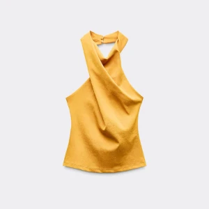 Gul halterneck topp  - Säker min aldrig använda super fina gula topp från Zara!!! Super najs material som sitter superfint på! Nypris 229 kr! Super fin till sommaren då man ser SUPER brun ut i den. Ens tan skiner. Säljer den billigt för jag måste göra mig av med saker i garderoben. Köpte den i sommras men fick aldrig tillfälle att använda den. Den går att klä ner eller upp för olika tillfällen även om det är midsommar eller bara en shoppingrunda! (Lappen är kvar)❤️❤️