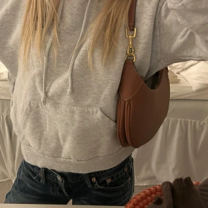 Brun axelväska i skinn - Så fin väska från mango 🌸tycärr inte fått så mycket användning då jag  har andra väskor jag använder mer! :( 💕