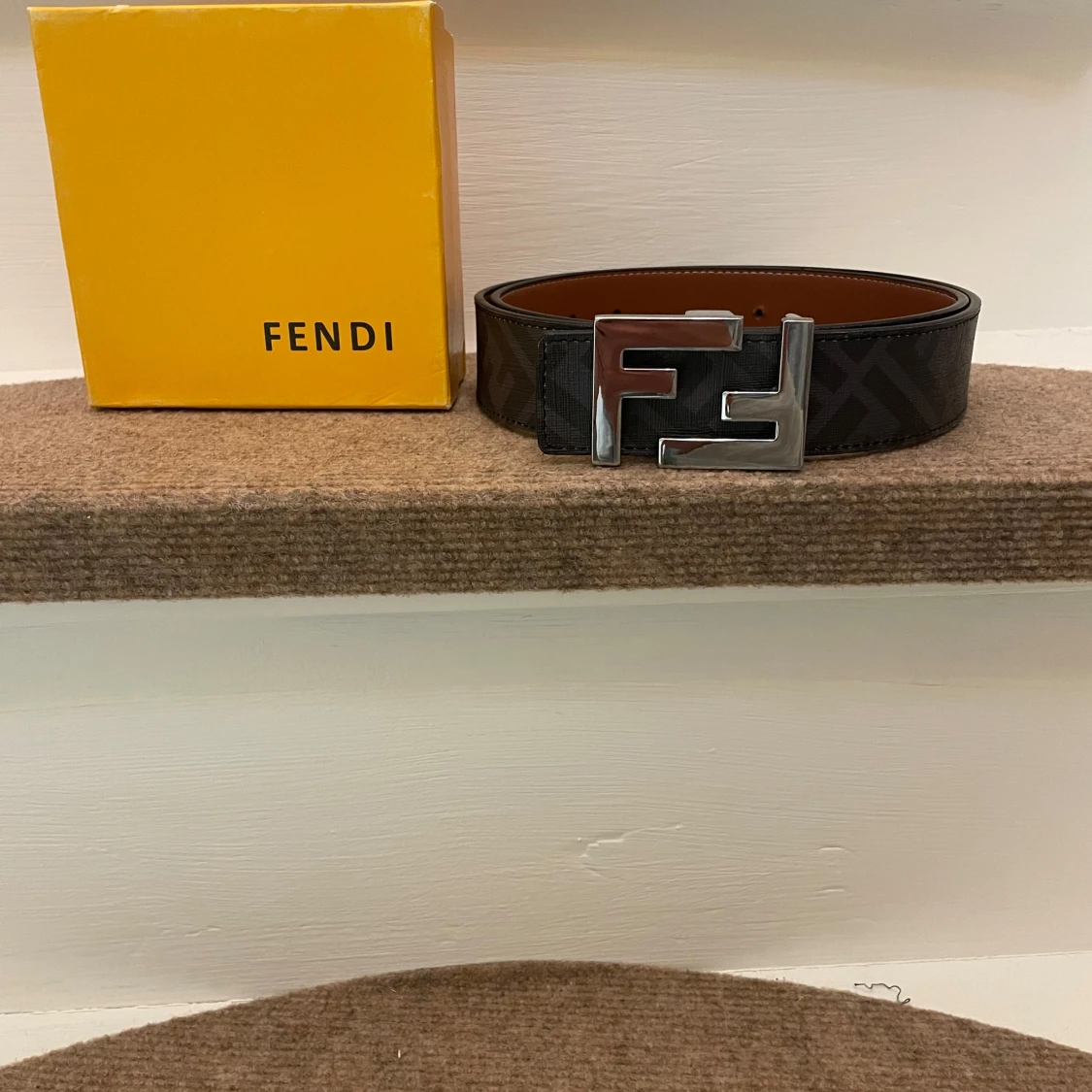 Svart bälte från Fendi med silverdetaljer - 1