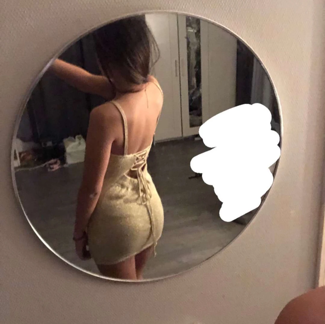 Glittrig guldfärgad klänning - 2