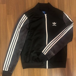 Adidas zip up - Svart adidas zip up. Använd några gånger men i jättebra kvalité! Säljer för den inte används🩷