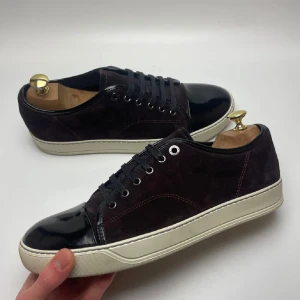 Lanvins - Jag säljer nu mina vinröda lanvins i storlek uk 9. Skorna är i nyskick och det finns inga defekter. Nypris 5000kr