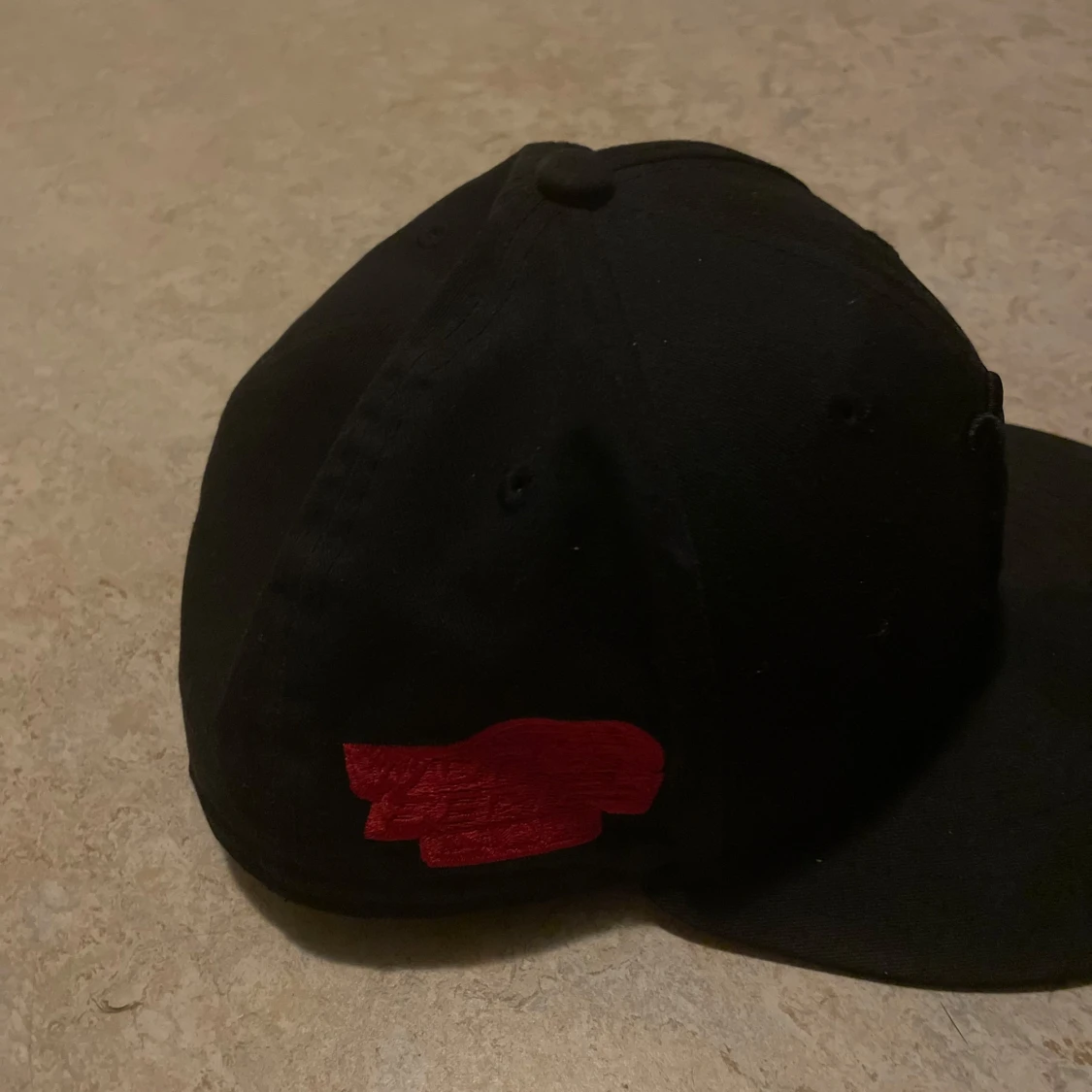 Svart/Röd keps från New Era - 2