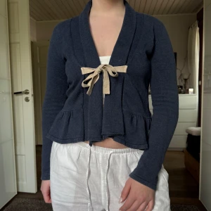 Mörkblå kofta från Odd Molly - Säljer en snygg mörkblå kofta från Odd Molly med ett ljusrosa band. Storleken motsvarar ungefär S och är använd vid fåtal tillfällen💕