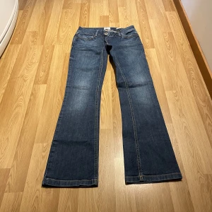 Lågmidjade bootcut jeans  - (24) Så snygga Lågmidjade bootcut jeans med stretch i, midjemått rakt över: 34cm, innerbenslängd: 79cm 💕