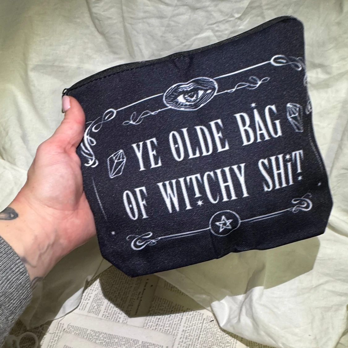 Ny! Svart necessär med text - 1