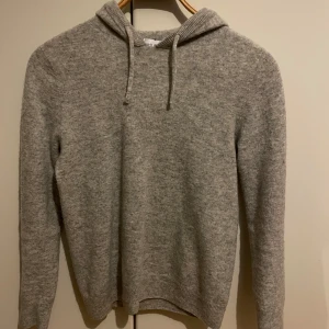 Merinoull hoodie - Säljer nu min merinoull hoodie från ”Ahlqvist clothing”. Det är en sjukt snygg ljusgrå hoodie som är av storleken S. Anledningen är att jag tyvärr råkade tvätta den i för varmt så den har krympt till ungefär XS/XXS i storlek. 