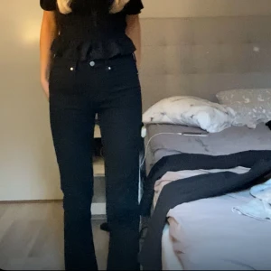 Svarta Zara Jeans - säljer dessa jättefina svarta jeans med låg/medellåg från Zara! Mycket fint skick och sparsamt använda. Inte uttvättade! ❤️‍🔥