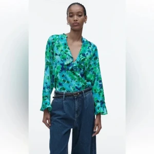 Zara blus - Långärmad blus från Zara i storlek L. Materiallapp bortklippt men inga andra anmärkningar.  Gissar på polyester.