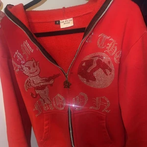 Röd aim for the moon kofta  - Tja, säljer min röda aim for the moon kofta nu för den e för liten, väldigt fint skick inte använd mycket. Storlek S.