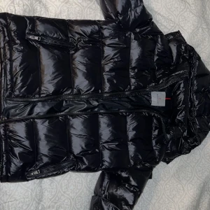 Moncler maya  - Säljer en helt ny moncler maya jacka. Nyskick nästan aldrig använd i storlek M. Hör av dig vid intresse 