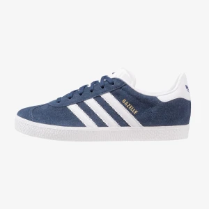 Adidas Gazelle i blå mocka - Snygga Adidas Gazelle sneakers i blå mocka. Skorna är använda fåtal gånger och har skick 8/10. 