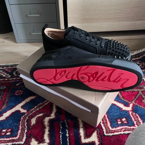  Christian Louboutin storlek 43 - Säljer dessa fina svarta Christian louboutins, har använts en gång. Behöver bli av med dem snabbt öppen på prisförslag! Man får med sig lådan o 3 extra spikar.