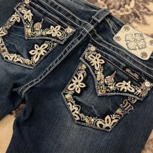 Miss Me Jeans - Midjemått rakt över: 36cm Innerbenslängd: 64cm 