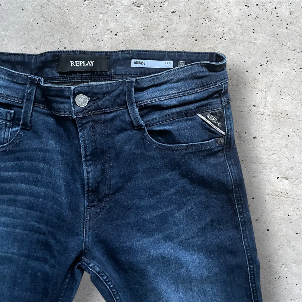 Säljer Massor med Replay anbass i min profil!! Storlekar mellan 29-34. 1st 499kr kan gå ner i pris vid snabb affär. Rabatt tillkommer vid flera par jeans! Skriv vid funderingar💬. Farkut & Housut.