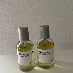 Macquer 290, 2 för 1 - Två helt nya flaskor Macquer 290 extrait de parfum till priset av billigare än 1 , som man ser på andra bilden är korken sönder på ena flaskan men inget som påverkar parfymen. skriv vid frågor 