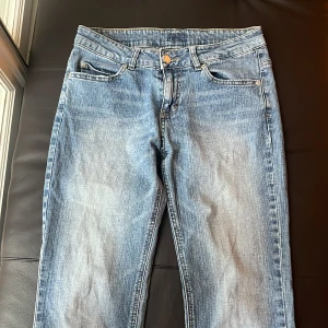 Blå bootcut jeans från Vila💓💓💗 - Jag säljer de här jättefina bootcut jeansen, längden på byxorna från höften är 101 cm. 💓💓❤️❤️❤️