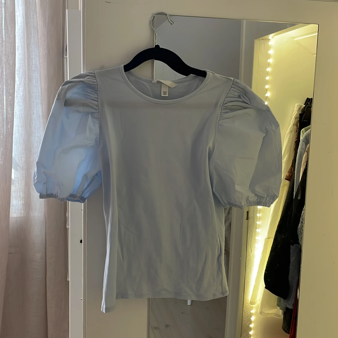 Ljusblå topp med puffärmar från H&M - 1