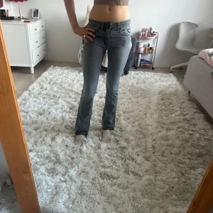 Grå jeans från Lois - Snygga grå jeans från Lois med en klassisk design. De har en tight passform och är perfekta för en stilren look, dessa jeans är både bekväma och trendiga.
