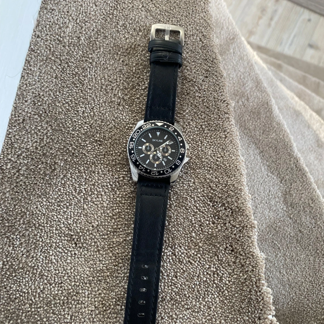 Svart klocka från Skyline