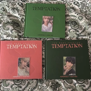 The Name Chapter: Temptation Album - Säljer tre versioner av 'The Name Chapter: Temptation' album av Tomorrow X Together. Inkluderar fotoböcker, fotokort, klistermärken, affischer, cd och saker man fick när man förbeställde albumen (se sista bilden). Allt på bilderna medföljer. Säljer för 549kr för alla tre. Nypris för alla tre är runt 870kr. Kontakta vid frågor!❣️