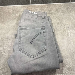 Dondup jeans  - Ett par sjukt feta Dondup i modellen George köpta på w19 i Göteborg för 3000 storlek 29 vilket motsvarar runt 29:32 