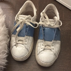 Valentino sneakers - Säljer ett par äkta valentino sneakers med blå detaljer. Ganska använt skick med går absolut att fixa till. 