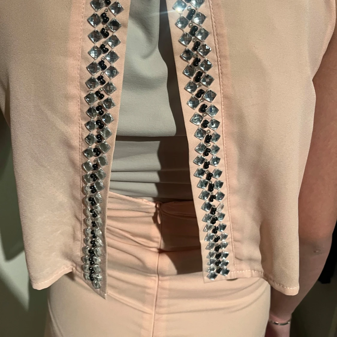 Ljusrosa långklänning med detaljer - 1