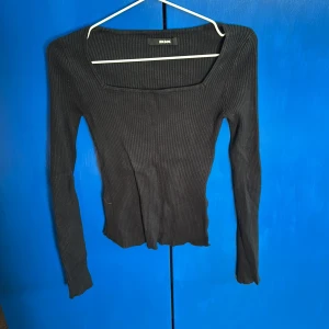 Svart ribbad tröja från Bik Bok - Snygg svart ribbad tröja från Bik Bok med långärmad design. Tajt passform men med stretchigt tyg! En jättefin staple topp som passar till det mesta💋