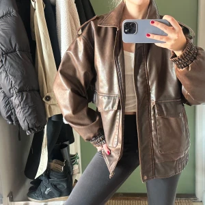 Brun skinnjacka  - Säljer denna snygga bruna skinnjackan! Storlek S! Är även varm och fodrad så perfekt till tidig vår!