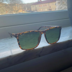Solglasögon från Ray-Ban - Ett par riktigt stiliga solglasögon ifrån Ray-Ban!       