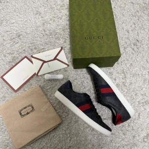 Gucci Ace skor  - Säljer mina splitter nya Gucci ace skor som aldrig har kommit till användning. Skorna är i stl 43, box samt alla tillbehör finns med. Skorna passar dig som söker eleganta och stilrena skor. Har du några funderingar är det bara att höra av sig. 