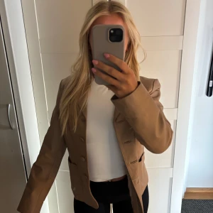 Skinnkavaj från Kappahl i äkta läder - Beige kavaj från Kappahl i äkta läder, stl saknas men upplevs som en S. Mycket fint skick.