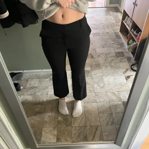 Svarta kostymbyxor från Bik Bok - Snygga svarta kostymbyxor från Bik Bok i storlek 38. Jättesköna säljer endast pga de blivit korta för mig ( är 179 ) 